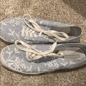 little lace up sneakers